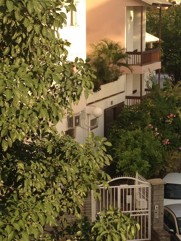 Au Meuble Des Roches Daire Saint-Gilles-les Bains Dış mekan fotoğraf